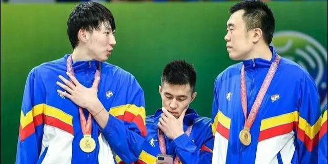 脱岳裙子从后面挺进去小说